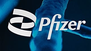 Логотип Pfizer на здании штаб-квартиры компании в Нью-Йорке, февраль 2021 года