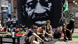 Minneapolis'te george Floyd için saygı duruşu