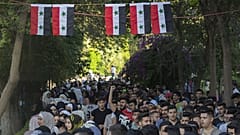 Νέοι στη Συρία προσέρχονται για να ψηφίσουν στις κάλπες που στήνονται για δεύτερη φορά μετά από 10 χρόνια πολέμου