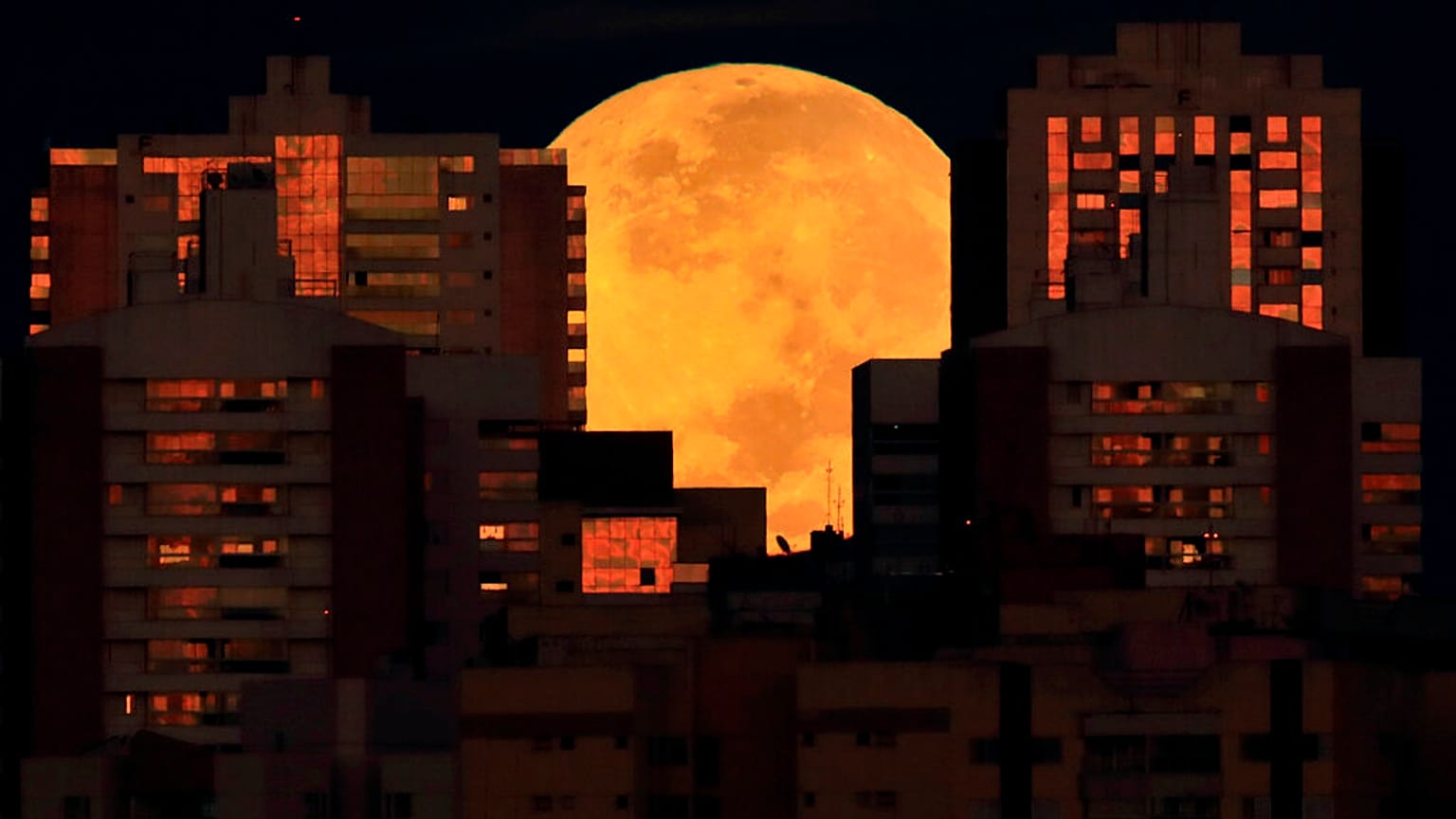 Luna parcialmente cubierta por edificios en Brasilia, Brasil