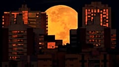 Luna parcialmente cubierta por edificios en Brasilia, Brasil