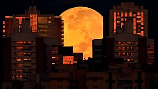 Luna parcialmente cubierta por edificios en Brasilia, Brasil