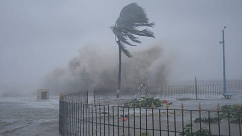 Crashing waves as cyclone hits eastern India