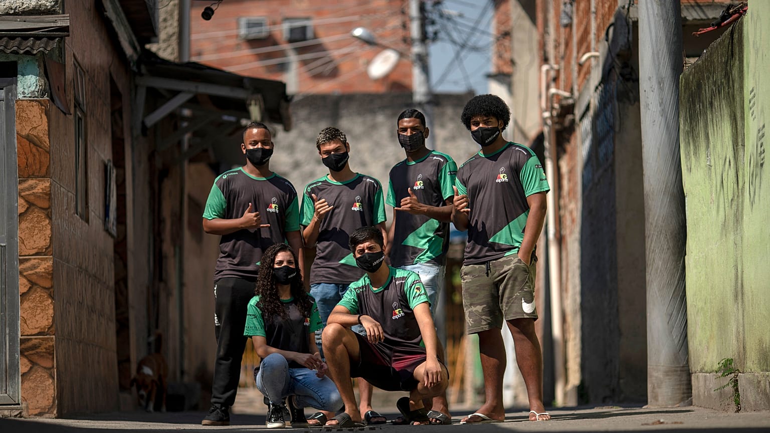 A equipa da AfroGames, em plena favela