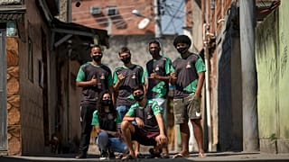 A equipa da AfroGames, em plena favela