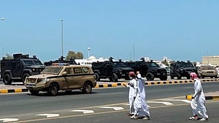 سيارات شرطة في مدينة صحار، سلطنة عمان.