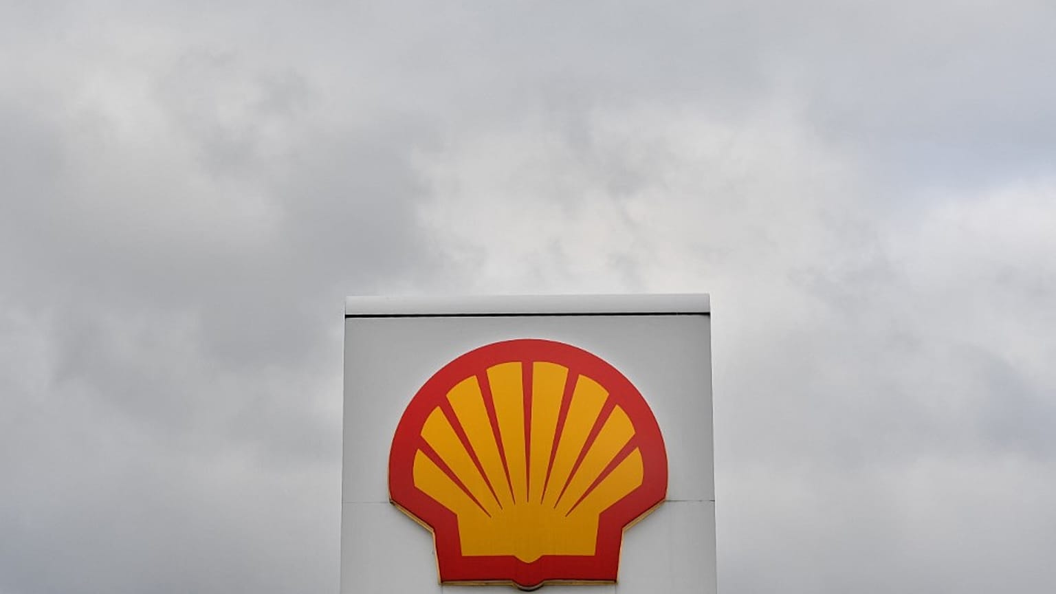 Hollanda'da bir mahkeme petrol devi Shell'in karbondioksit oranlarını düşürmesine hükmetti
