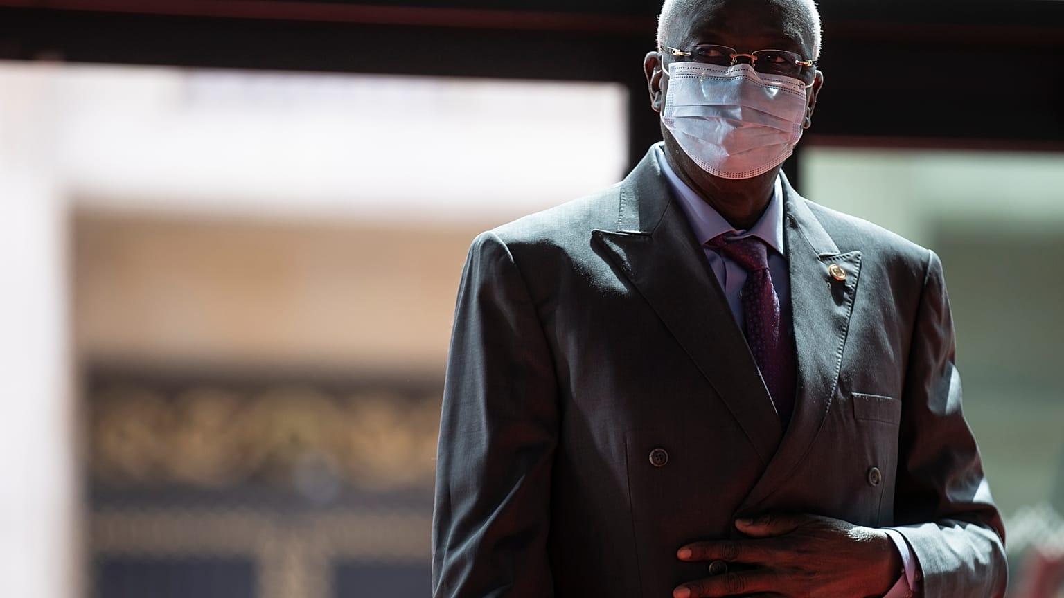 El presidente de la transición en Mali, Bah N'Daw, en París durante una cumbre internacional, el 18 de mayo de 2021.