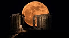 Hier geht der Supermond hinter dem Poseidon-Tempel in der Nähe von Athen auf.