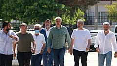 Atilla Peker'in (Ortada) "Gazeteci Kutlu Adalı'nın Kıbrıs'ta öldürülmesi" olayına ilişkin iddialarıyla ilgili soruşturma başlatıldı