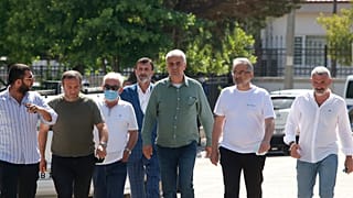 Atilla Peker'in (Ortada) "Gazeteci Kutlu Adalı'nın Kıbrıs'ta öldürülmesi" olayına ilişkin iddialarıyla ilgili soruşturma başlatıldı