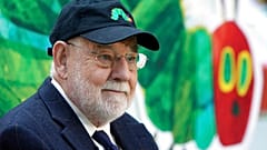 Kinderbuchautor und -illustrator Eric Carle beim Vorlesen aus "Der kleinen Raupe Nimmersatt"