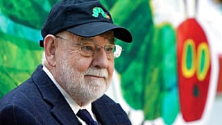 Kinderbuchautor und -illustrator Eric Carle beim Vorlesen aus "Der kleinen Raupe Nimmersatt"