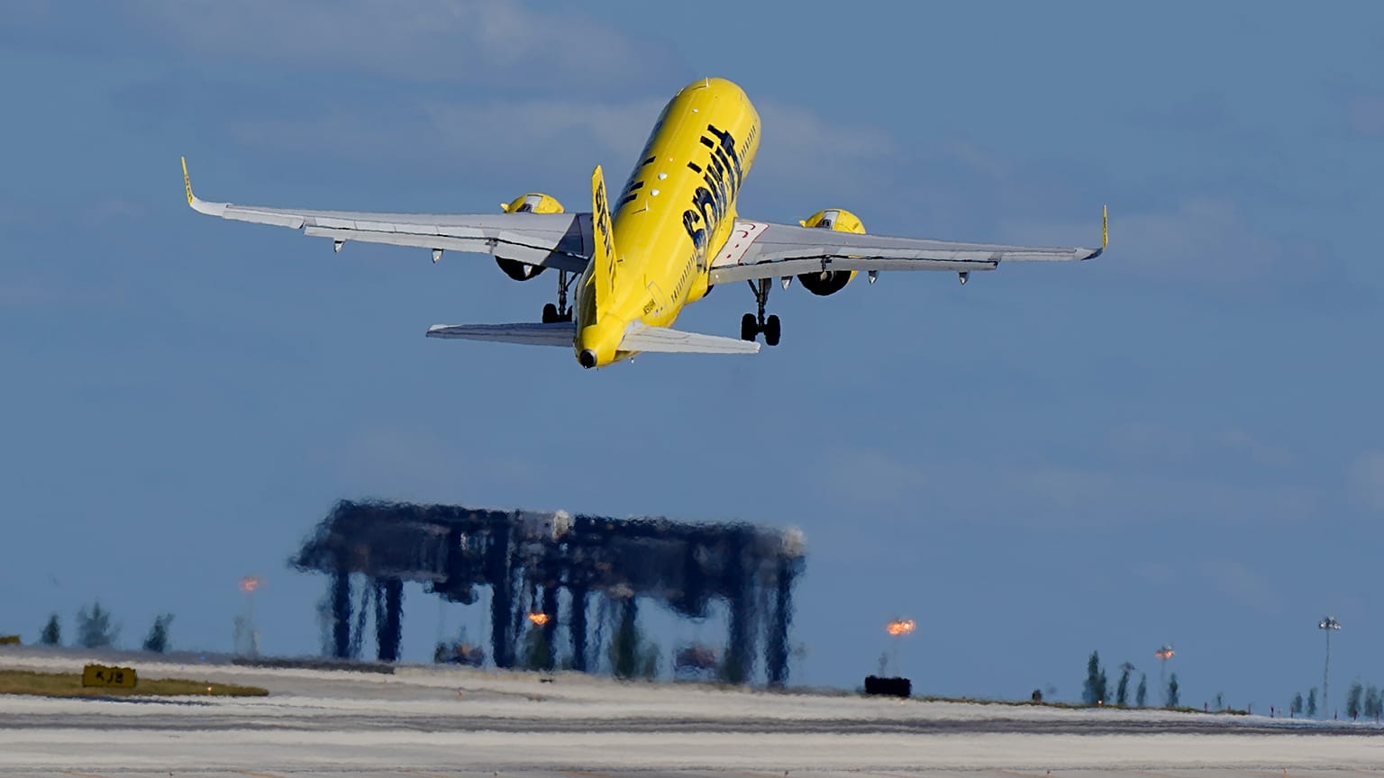 Foto de un Airbus modelo A320 de Spirit Airlines despega del Aeropuerto Internacional de Fort Lauderdale-Hollywood, el 19 de enero de 2021, en Florida.
