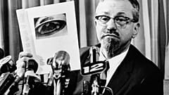 عالم الفيزياء الفلكية بجامعة نورث وسترن، ألين هاينك، في مؤتمر صحفي 1966، في ديترويت،