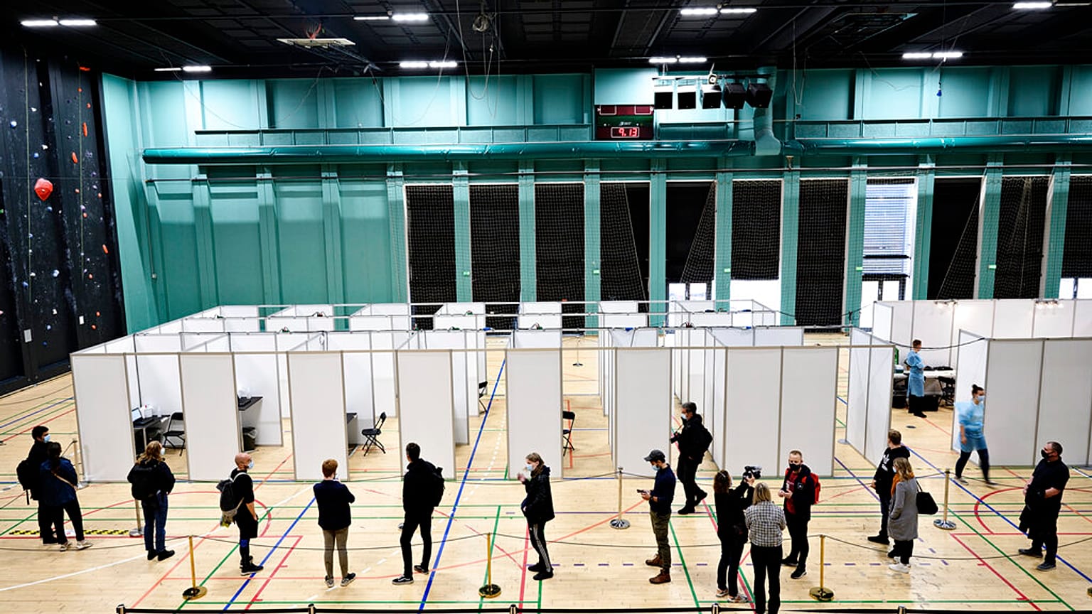 Önkéntesek az oltóközpontban 