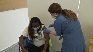 Una temporera siendo vacunada en Lleida