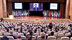  بشار الأسد يتحدث عبر الفيديو في مؤتمر اللاجئين السوريين الذي انعقد يومي الأربعاء والخميس (11 و12 نوفمبر/تشرين الثاني) في قصر الأمويين للمؤتمرات في دمشق