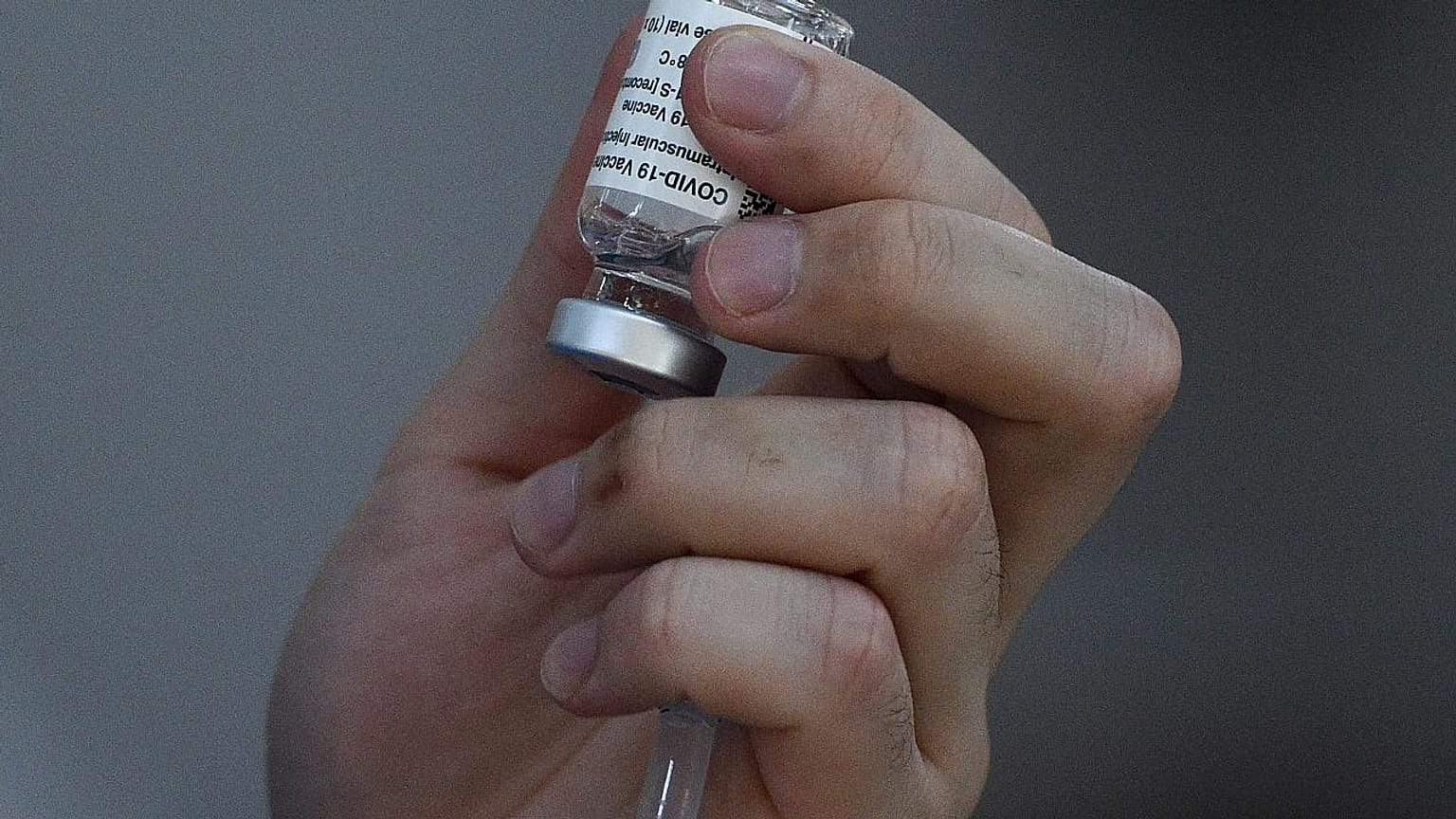 Un trabajador sanitario sostiene un vial de la vacuna contra el coronavirus AstraZeneca/Oxford Covid-19 en una iglesia católica convertida en centro de vacunación.