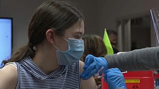 Una adolescente siendo vacunada en Estados Unidos