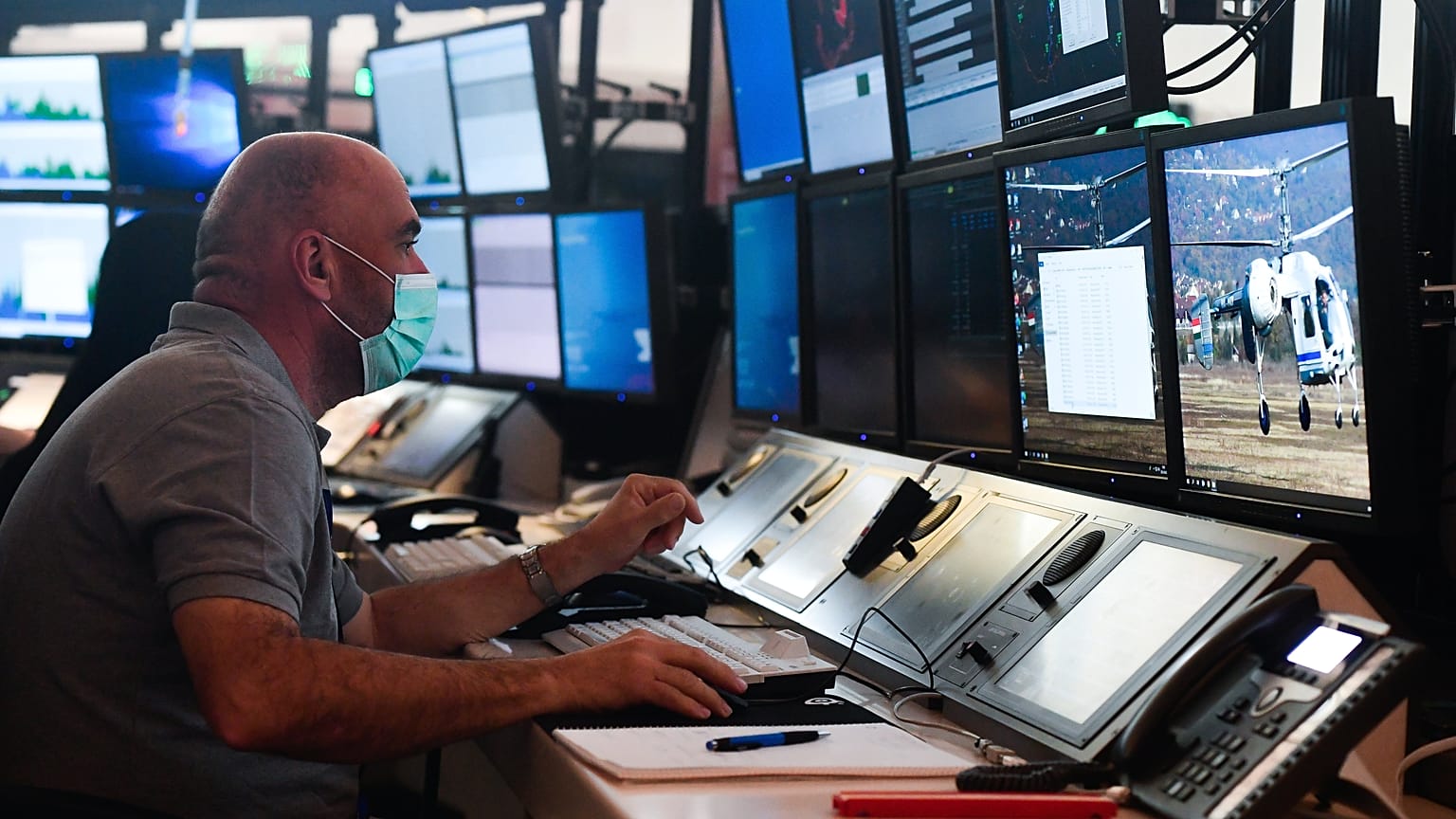 égiforgalmi irányítók dolgoznak a HungaroControl felújított irányítótermében Budapesten 2021. április 28-án.