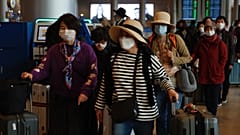 İsrail'in Tel Aviv kentindeki Ben Gurion Havaalanı'nda valizleriyle birlikte görülen Koreli turistler (arşiv)