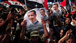 Syriens Präsident Baschar al Assad wiedergewählt - Anhänger:innen feiern in Damaskus