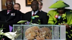 Das Archivbild zeigt Schädel von Ovaherero und Nama-Angehörigen während einer Andacht von Repräsentanten der Stämme aus Namibia in Berlin, 29.09.2011