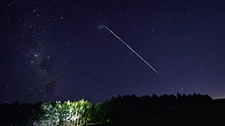 Arka arkaya dizili şekilde giden Starlink uyduları