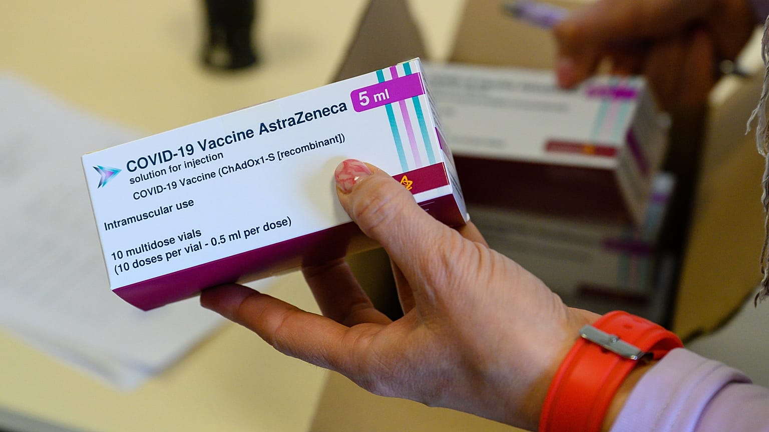 AstraZeneca koronavírus elleni vakcina érkezett a tatabányai kormányhivatalba 2021. április 15-én – képünk illusztráció