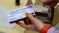 AstraZeneca koronavírus elleni vakcina érkezett a tatabányai kormányhivatalba 2021. április 15-én – képünk illusztráció