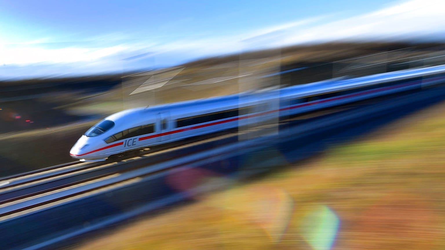 Berlin és München között közlekedő Inter City Express vonat Erfurt környékén, 2017. decemberében