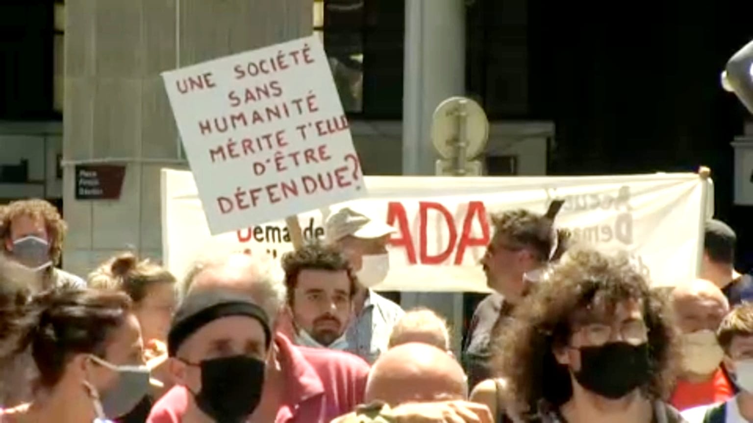 Tüntetők a grenoble-i bíróság előtt