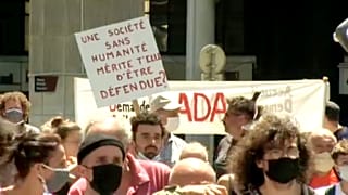 Tüntetők a grenoble-i bíróság előtt