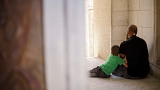 Un bambino palestinese abbraccia il padre 