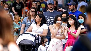 Leute in illinois nach Aufhebung der Maskenpflicht 