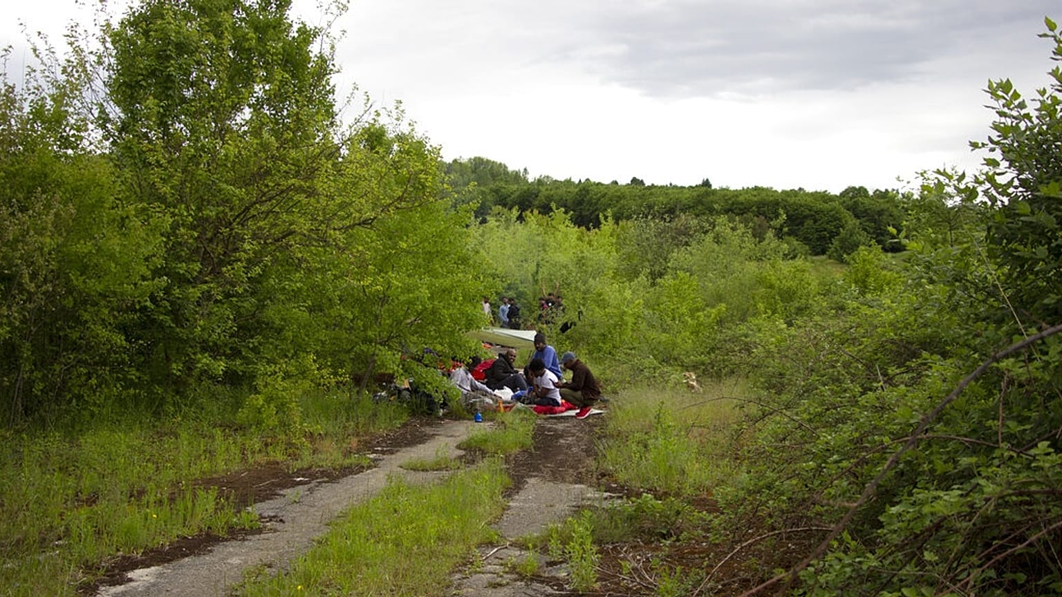 Migránsok pihennek egy bosnyák falu közelében