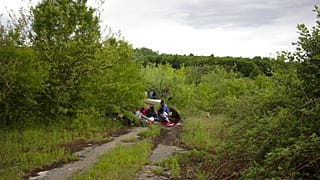 Migránsok pihennek egy bosnyák falu közelében