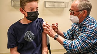 Avrupa İlaç Ajansı (EMA), BioNTech-Pfizer'in Covid-19'a karşı geliştirdiği aşının 12-15 yaş grubuna uygulanabileceğini açıkladı.