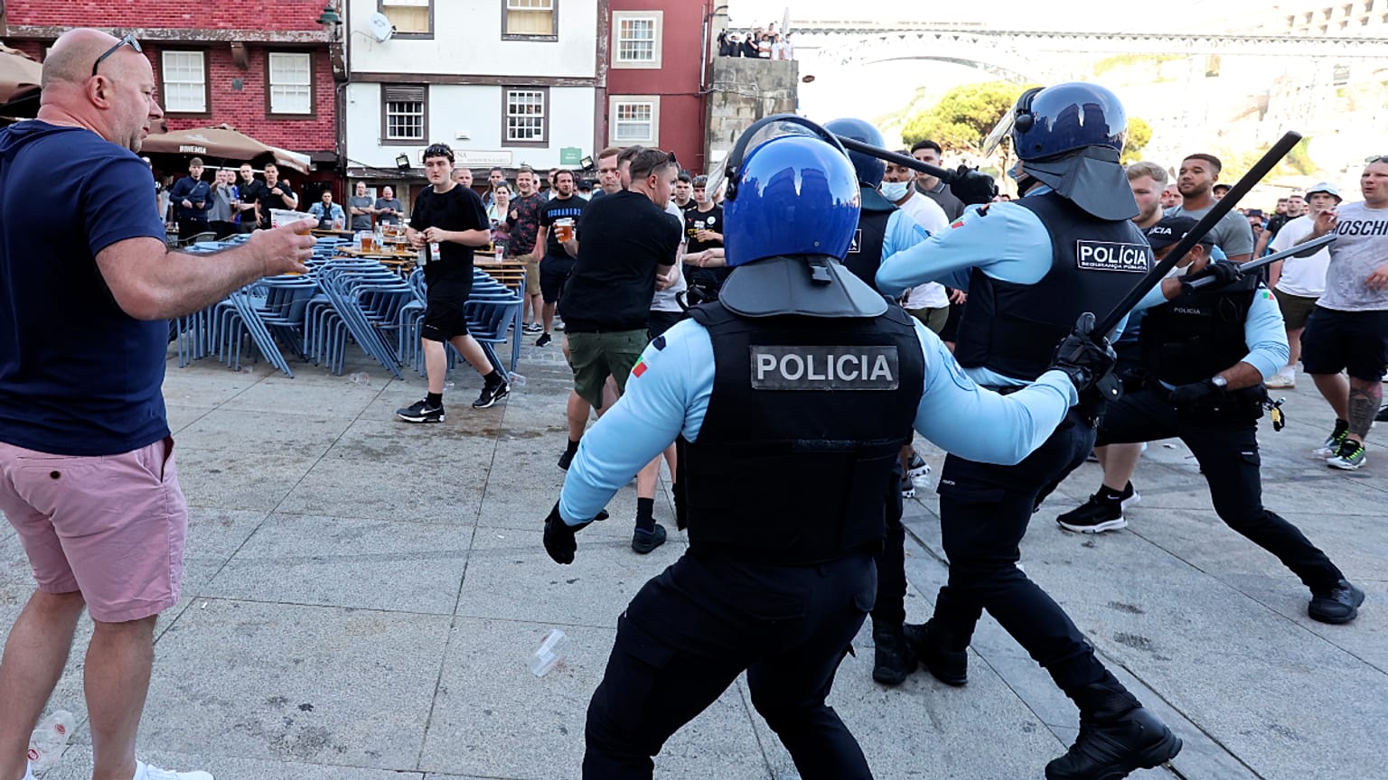 Polícia portuguesa teve de intervir para acalmar adeptos ingleses no Porto