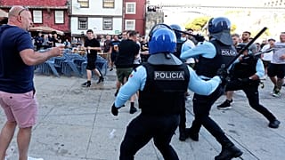 Polícia portuguesa teve de intervir para acalmar adeptos ingleses no Porto
