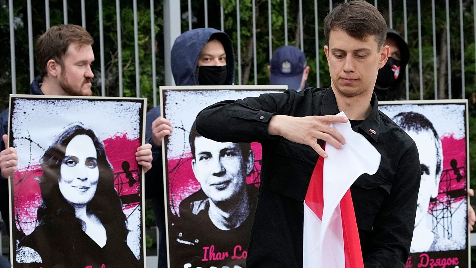 Roman Protaszevics és Szofija Szapega szabadon bocsátását követelik tüntetők a varsói belarusz nagykövetség előtt – képünk illusztráció