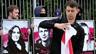 Roman Protaszevics és Szofija Szapega szabadon bocsátását követelik tüntetők a varsói belarusz nagykövetség előtt – képünk illusztráció