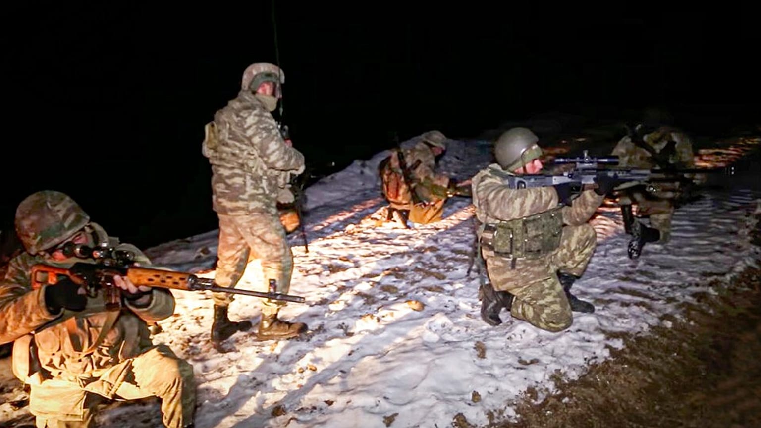 Ermernistan-Azerbaycan sınırında görev yapan Azerbaycan askerleri.