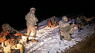Ermernistan-Azerbaycan sınırında görev yapan Azerbaycan askerleri.