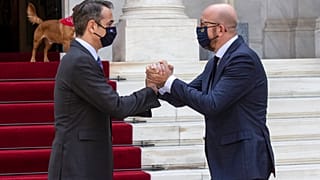  Avrupa Birliği (AB) Konseyi Başkanı Charles Michel (sağda), Yunanistan Başbakanı Kiryakos Miçotakis (solda) ile görüştü.