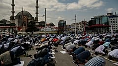 Freitagsgebet vor der neuen Moschee am Taksim-Platz