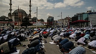 Freitagsgebet vor der neuen Moschee am Taksim-Platz
