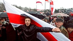 Geçtiğimi günlerde uçaktan indirilerek Belarus'ta gözaltına alınan muhalif gazeteci Roman Protaseviç. 