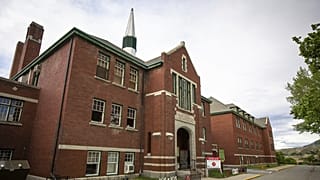 Ennek a Kamloops melletti katolikus iskolának a területén bukkantak rá a szörnyű leletre